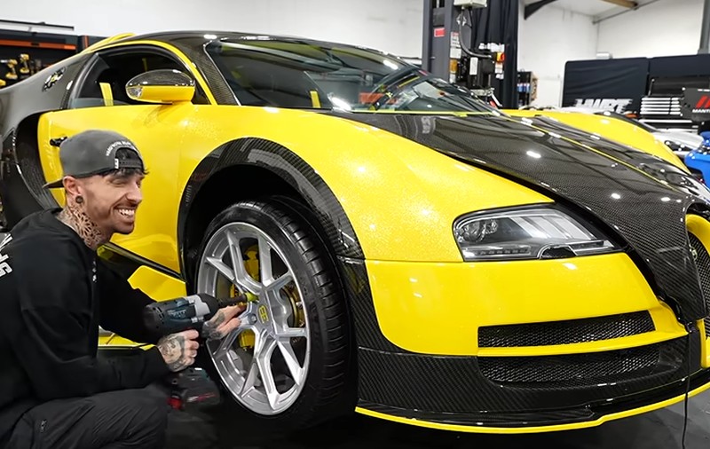 Un Bugatti de 600000 de euro a fost reparat cu doar 46 de euro de un YouTuber. Sursă foto: captură video Youtube.