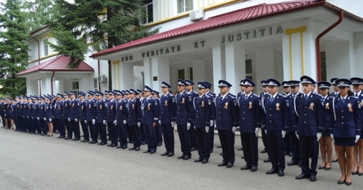 Doi viitori polițiști și-au cerut iubitele în căsătorie la depunerea jurământului la școala de agenți de poliție Câmpina