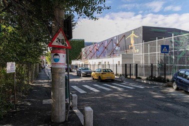 Afiș cu mesajul „Poartă mască” în apropierea unei școli din Sectorul 4. Foto: Vlad Chirea