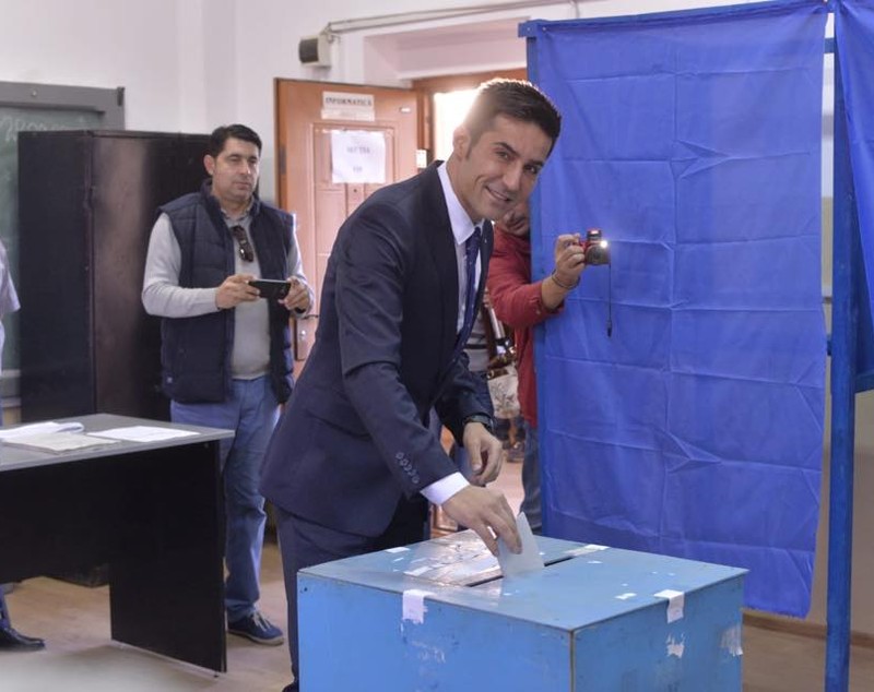 FOTO. Claudiu Manda, despre votul de la referendum: "Nu vreau să-mi pun problema la nuntă dacă voi fi socru mare sau socru mic"
