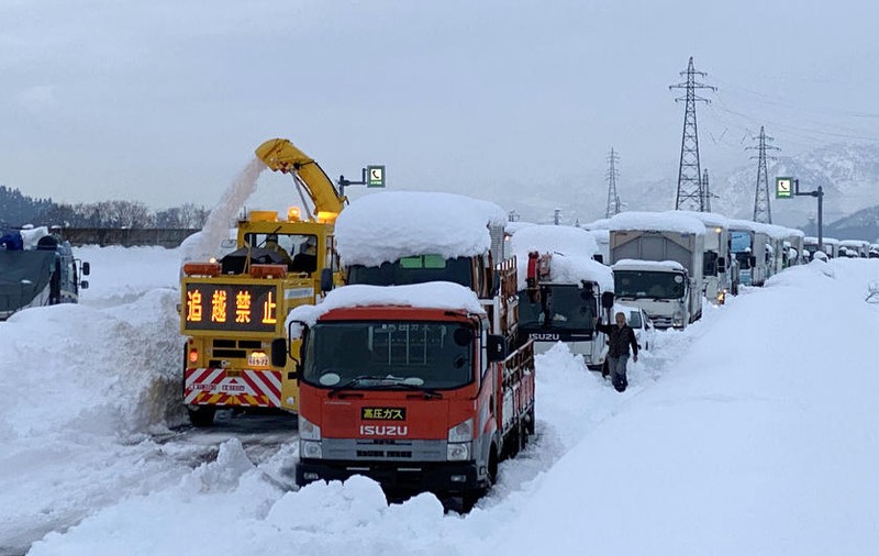 Peste 1.000 de japonezi, blocați pe o autostradă din cauza ninsorilor abundente. Armata a fost mobilizată