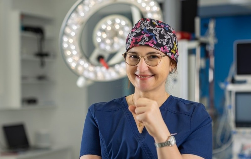 Vești încurajatoare pentru pacientele cu cancer de sân. Reconstrucția mamară se face simultan cu masectomia. Dr. Ina Petrescu: „Rămâi cu niște cicatrici ca la lifting mamar”