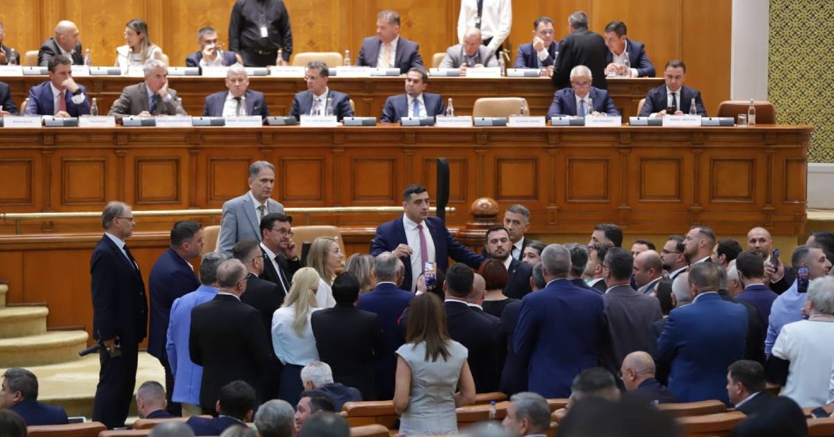 Parlamentarii AUR în timpul votului moțiunii de cenzură împotriva Guvernului Bolojan