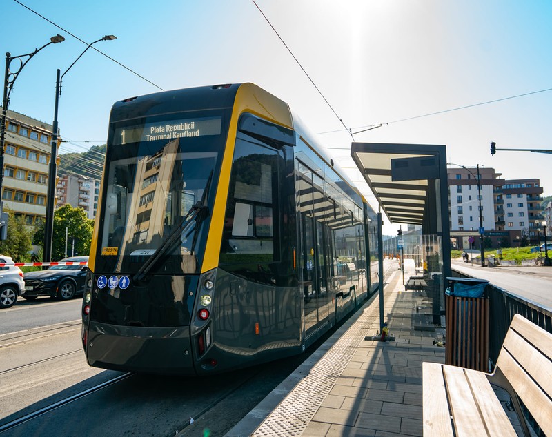 Despre infrastructura publică esențială. Cazul doamnei Adriana, îmblânzitoarea de tramvaie de la Reșița