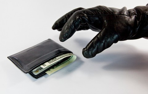 UE aprobă noi norme pentru protecția împotriva fraudelor online. Revolut acuzase Facebook că nu elimină reclamele la escrocherii