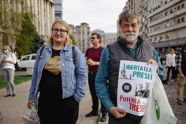 „Libertatea presei, nu puterea tresei” a fost unul dintre sloganurile scandate de către protestatari. Protestul a fost organizat de mai multe ONG-uri: Corupția Ucide, Funky Citizens, Inițiativa România, Integritate pe bune, Geeks for Democracy și Fata cu goarna - Angi Șerban