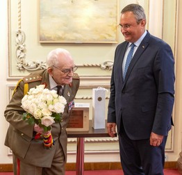 Gen. Octavian Leru și gen. Nicolae Ciucă, pe vremea când ocupa funcția de ministru al apărării
