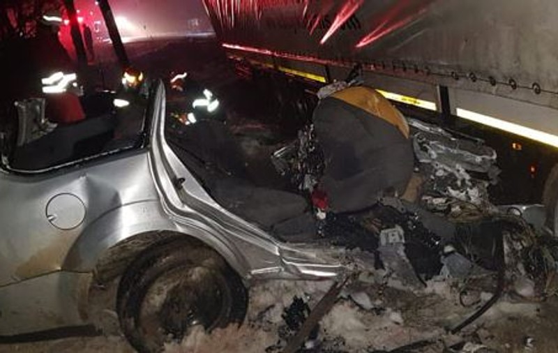 VIDEO. Tragedie în Suceava! Cinci tineri au murit, după ce mașina lor a intrat sub un TIR