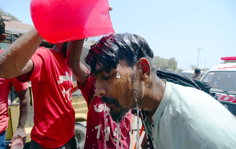 Căldură extremă în Pakistan: Doar marți s-au înregistrat peste 140 de decese. Mii de oameni au ajuns la spital