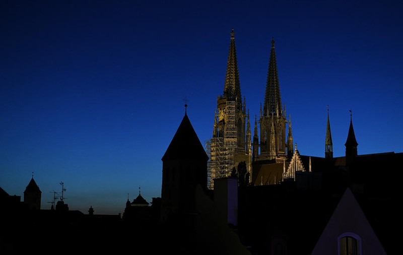 Un bărbat a căzut de pe schela catedralei din Regensburg în timp ce-și făcea selfie-uri