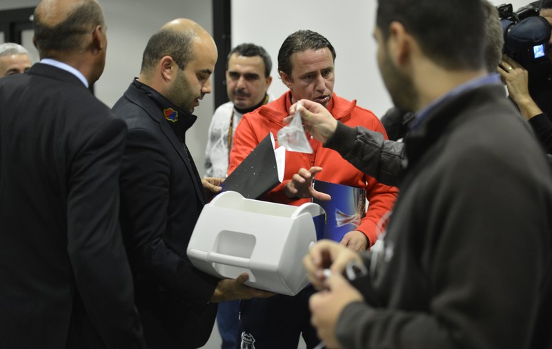Reghe a făcut ”cinste” ziariştilor: ”Poftiţi şi beţi ce beau şi băieţii!”
