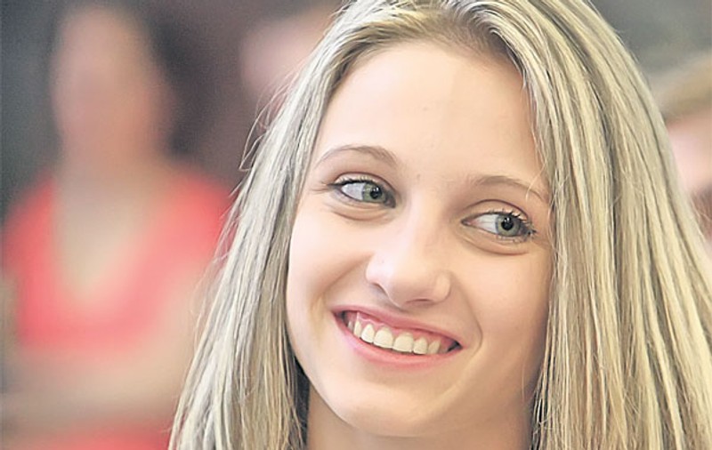 Ana Porgras, campioană mondială la gimnastică, a luat ochii asistenţei la un eveniment monden bucureştean