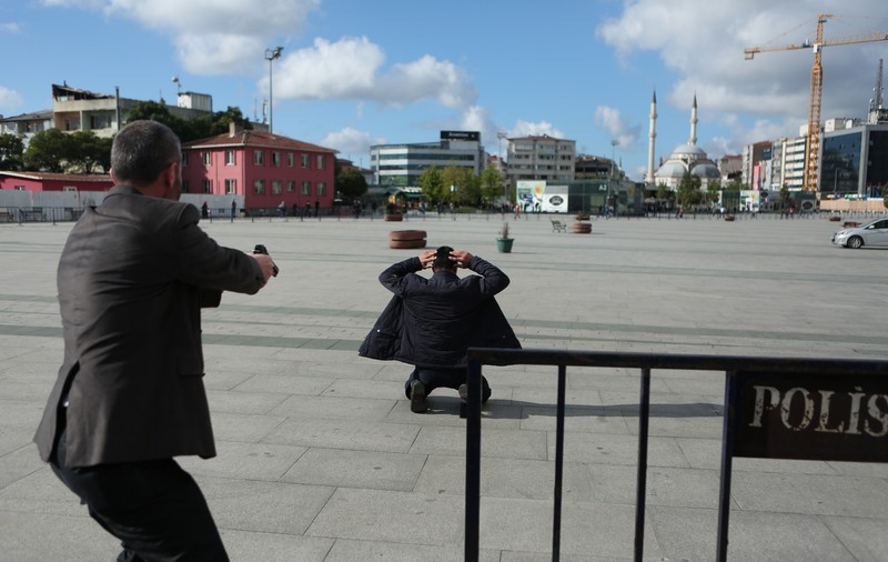 Un jurnalist turc, ținta unui atac armat în fața unui tribunal din Istanbul. Un bărbat a deschis focul asupra sa | VIDEO