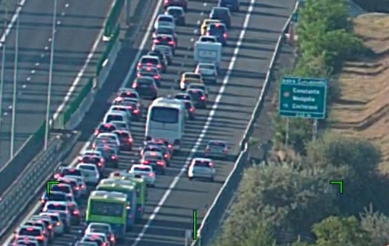 Unsprezece șoferi, surprinși circulând pe banda de urgență de pe Autostrada Soarelui. Ce au pățit