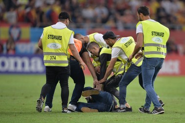 Un suporter este scos de pe terenul de joc in timpul meciului Romania -Spania din Grupa F a preliminariilor Euro 2020, disputat pe Arena Nationala din Bucuresti, joi, 5 septembrie 2019. ALEXANDRU DOBRE / MEDIAFAX FOTO