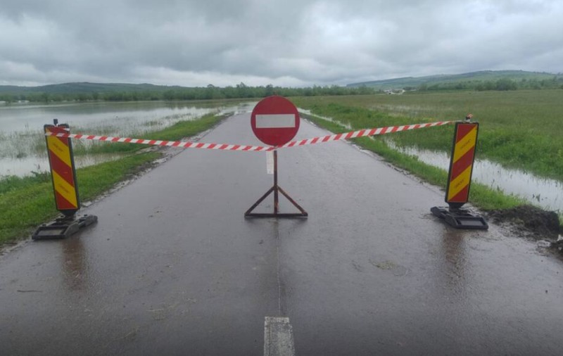 Un pod peste Olt s-a surpat. Care sunt rutele ocolitoare ale drumurilor județene închise în Brașov din cauza inundațiilor
