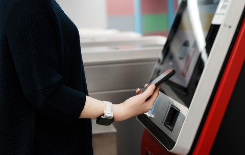 Angajaţi ai unor magazine din mai multe judeţe, care utilizează staţii de plată self-pay pentru plăţi de facturi, taxe sau rate, au fost ţinta unei escrocherii ingenioase.  Sursă foto Shutterstock