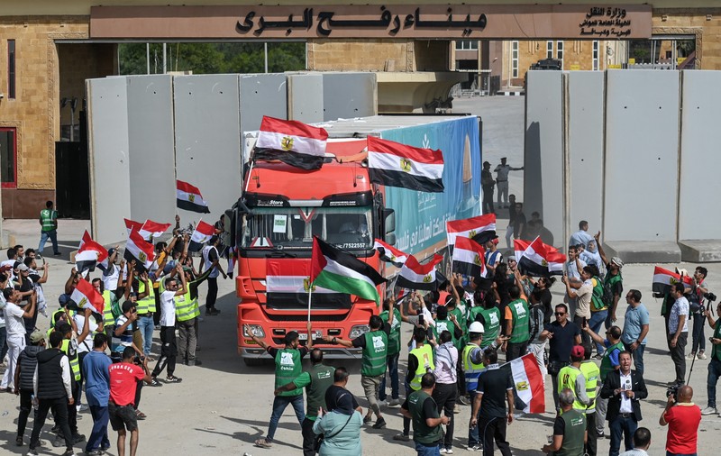 Ce se află în cele 20 de camioane cu ajutor umanitar care au intrat în Fâșia Gaza. ONU: Sunt ca „o picătură în ocean” din cantitatea necesară