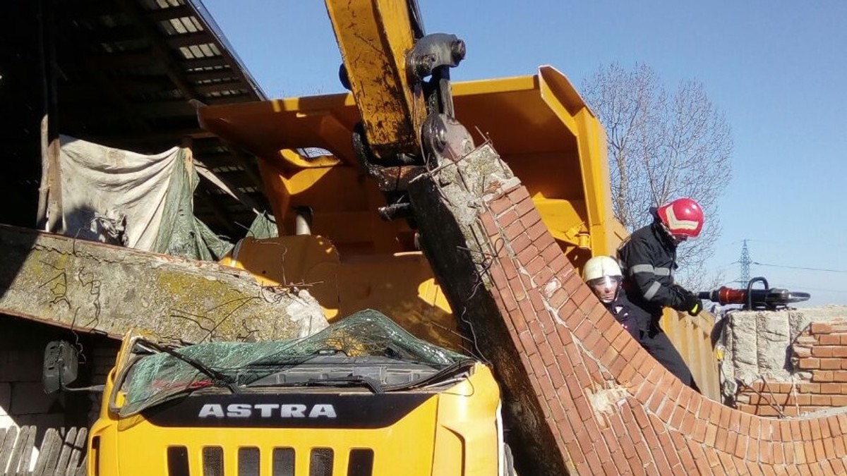 Șoferul unei autobasculante, rănit după ce vehiculul a acroșat o poartă din beton