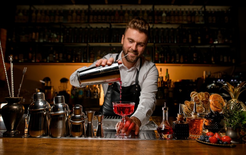 Joburi în domeniul băuturilor. Cât câștigi ca barman sau somelier
