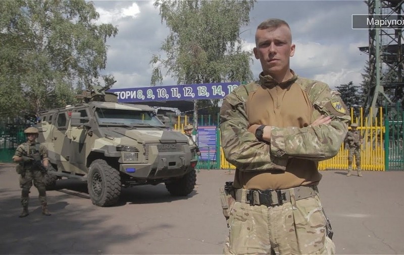 Rușii susțin că l-au scos cu o mașină blindată din Azovstal pe comandantul regimentului Azov, „ca să nu-l linșeze locuitorii din Mariupol”