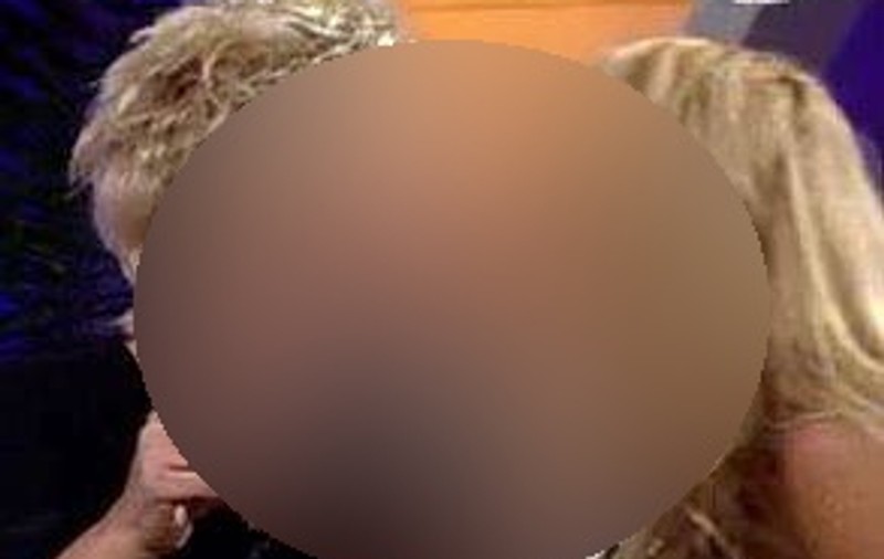 Două VEDETE din România MIMEAZĂ UN SĂRUT. Vezi cine sunt cele două blonde