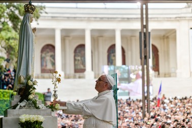epa05960019 Pope Francis offers the third Golden Rose 'A distinction that Popes attribute to personalities or Sanctuaries, churches or cities, in recognition and reward for marked services rendered to the Church or for the good of society', to Fatima's Sanctuary, Leiria, Portugal, 12 May 2017. Pope Francis is in visiting Fatima on 12 and 13 May on the 100th anniversary of the appearances of Mary. EPA/NUNO ANDRE FERREIRA / POOL