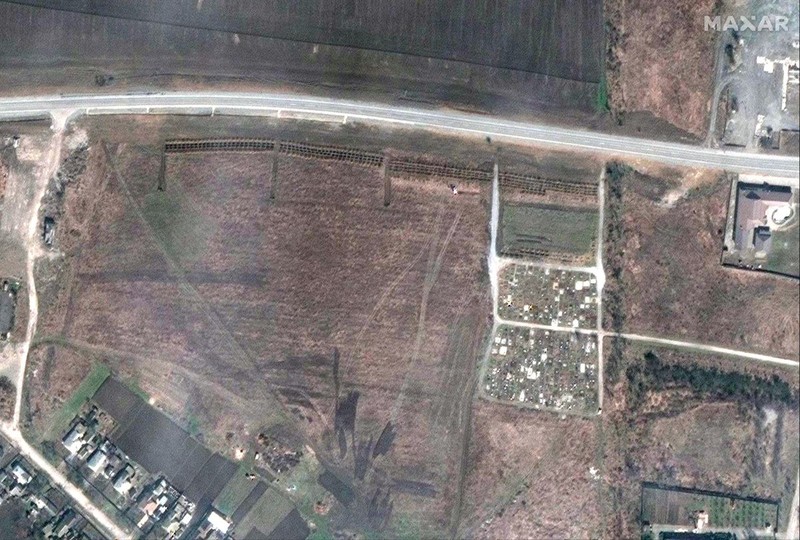 Groapă comună lângă Mariupol, văzută din satelit | Foto EPA-EFE/MAXAR TECHNOLOGIES HANDOUT