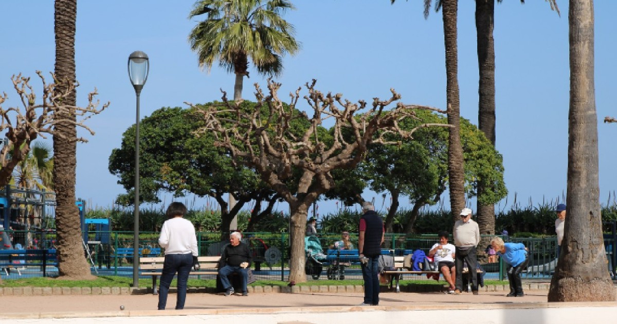 ANTIBES, FRANȚA - 19 martie 2024: Persoane în vârstă jucând jocuri în Piața Albert I, pe litoralul orașului vechi Antibes.
