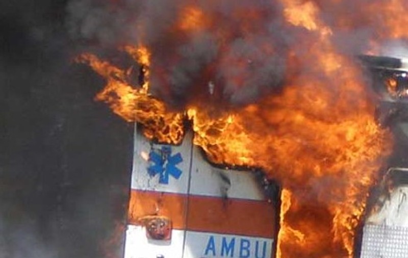 O ambulanță a luat foc după ce s-a întors dintr-o misiune! Ce s-a întâmplat