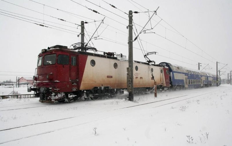 UPDATE. Locomotiva unui tren a luat foc, în județul Vrancea. Trenul circula pe ruta București - Bacău