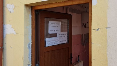 „Vă rugăm frumos, închideți ușa”, scrie pe ușa băii