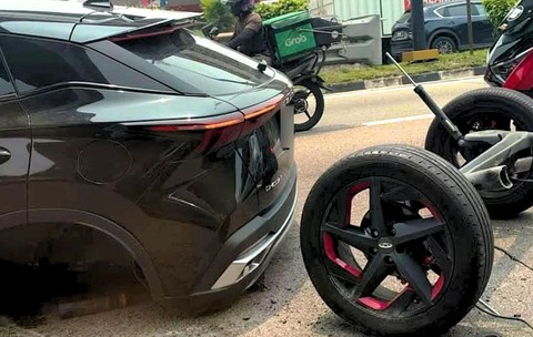 masina neagra suv marca Omoda cu puntea spate si roti detasata in urma unei erori de farbica, poza pe strada publica