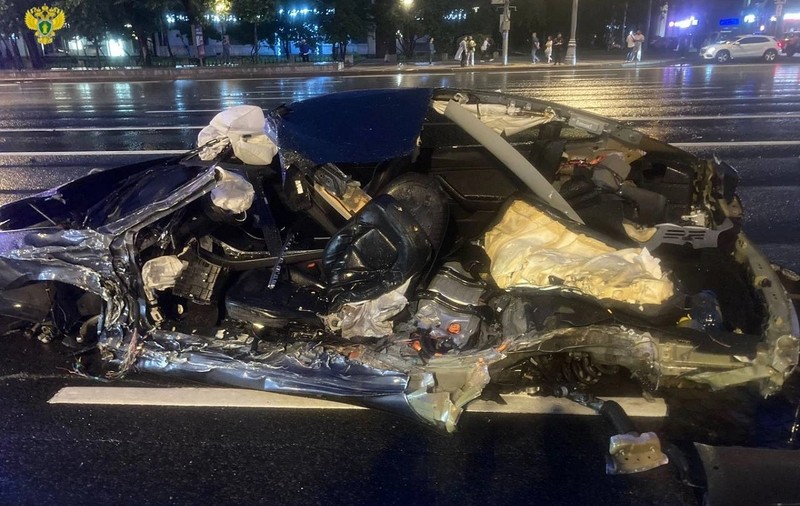 Cum arată o Tesla care a intrat pe contrasens într-o Toyota Land Cruiser. Șoferul mașinii electrice a murit, în accidentul de la Moscova