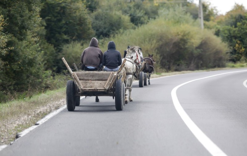 E legal pentru șoferii români să depășească o căruță pe linia continuă în 2026? Codul Rutier prevede amenzi, dar și excepții