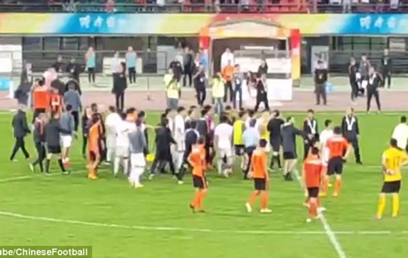 S-au bătut precum chiorii în China! Un arbitru i-a spart fața unui antrenor! / VIDEO