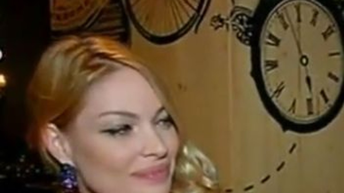 Valentina Pelinel, îmbrăcată în negru la o petrecre, stă pe scaun și acordă un interviu