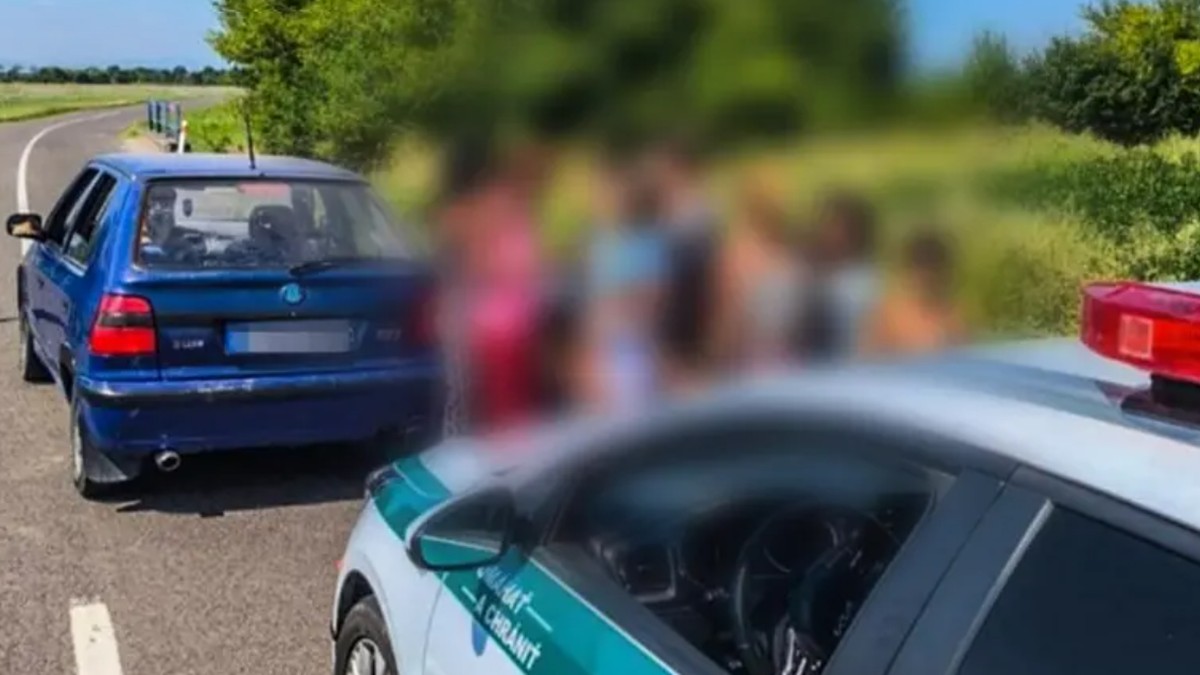O mașină de poliție a tras pe dreapta o Skoda Felicia albastră în care se aflau 18 persoane, în Slovacia, august 2025