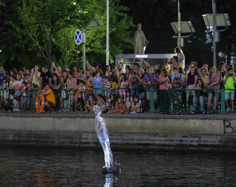 Teatru pe apă. Imagini de la spectacolul inedit desfășurat în București pe râul Dâmbovița