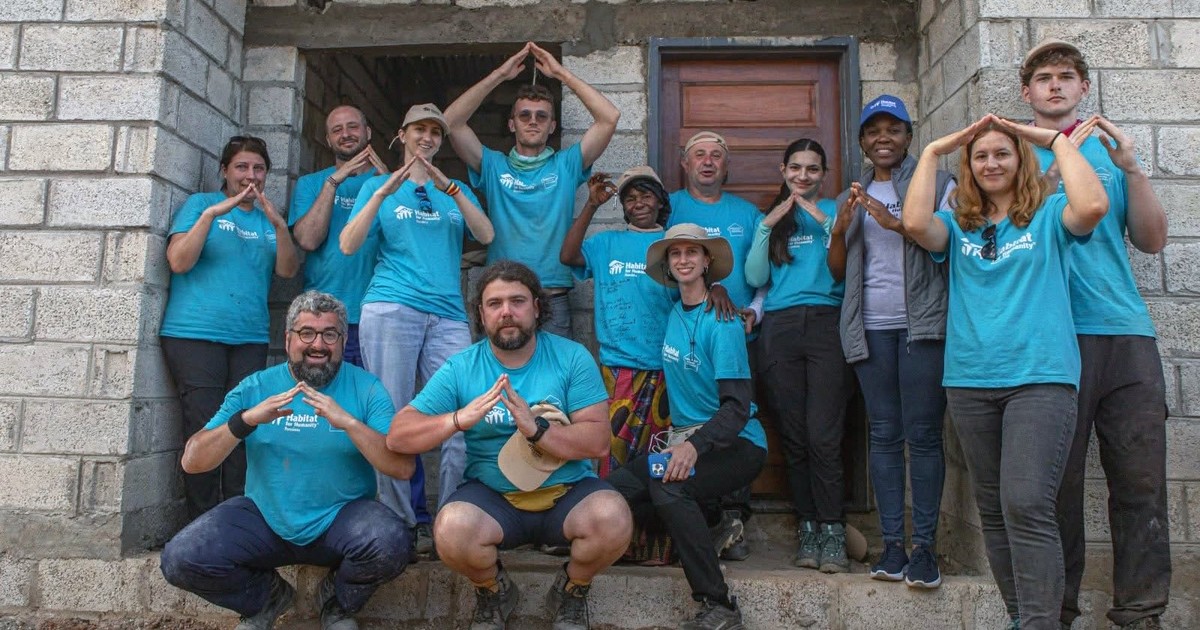 Un grup de voluntari imbracati in tricouri albastre