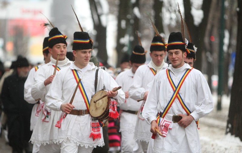 De la covrigi și nuci la recompense bănești! Psihologul Libertatea, despre cum s-a schimbat plata colindătorilor