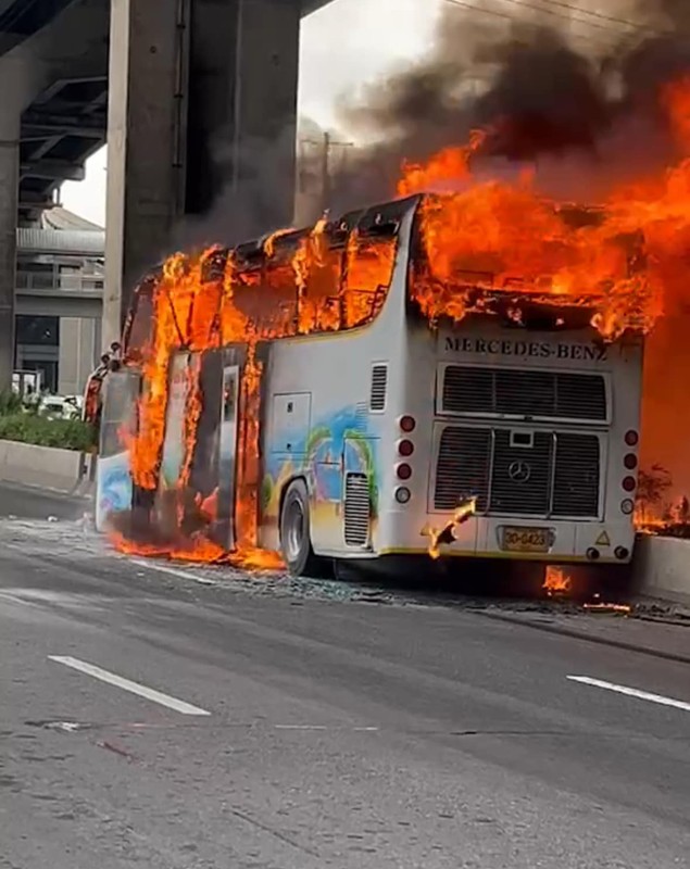 22 de elevi sunt dați dispăruți după ce autobuzul în care se aflau a luat foc, în Thailanda. Zece persoane erau carbonizate în autovehicul | VIDEO