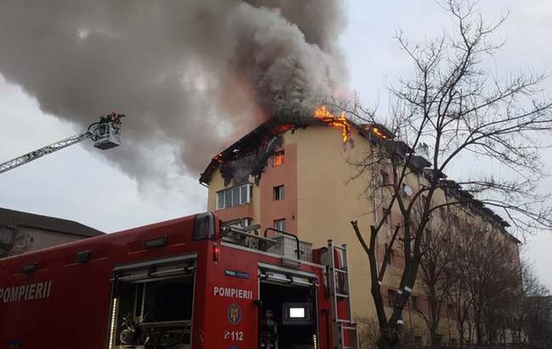 Incendiu în Timișoara. A luat foc mansarda unui bloc din Complexul Studențesc, 60 de locatari au fost evacuați