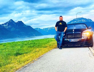 Cosmin Pop spune că mașinile sunt ”de poză”, deși presa din Cluj îl credita cu un ”parc auto de 2.000.000 de euro”.