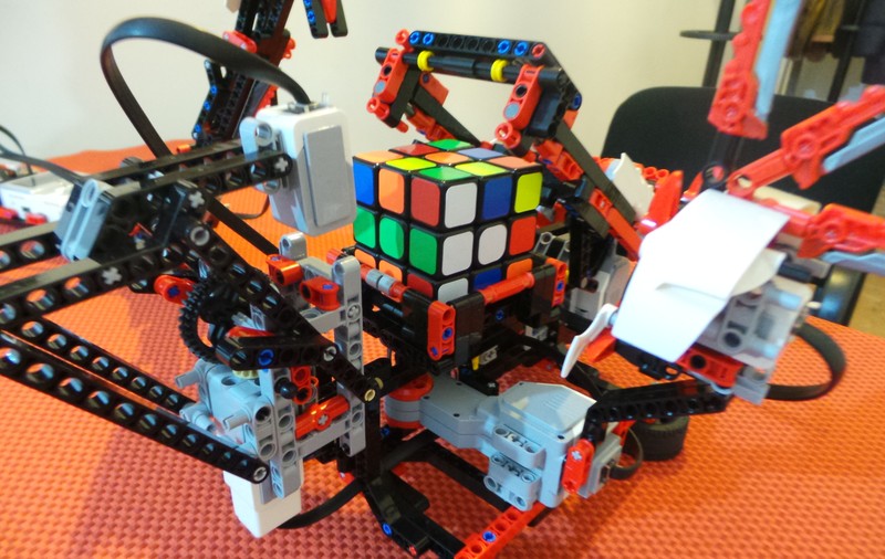 Roboțelul din Lego care știe să rezolve cubul rubic. Invenția spectaculoasă a unui bistrițean creativ