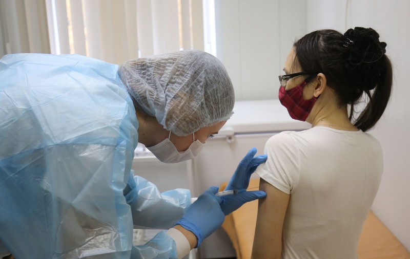 Testarea vaccinului chinezesc Sinovac, suspendată în Brazilia, după moartea unuia dintre participanții la studiu