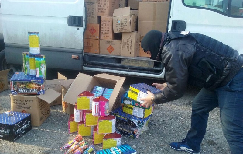 Zeci de comercianți vând ilegal petarde și artificii în piețele din București, dar și pe internet! Poliția îi atenționează: "Închisoare de la 3 luni la un an!"