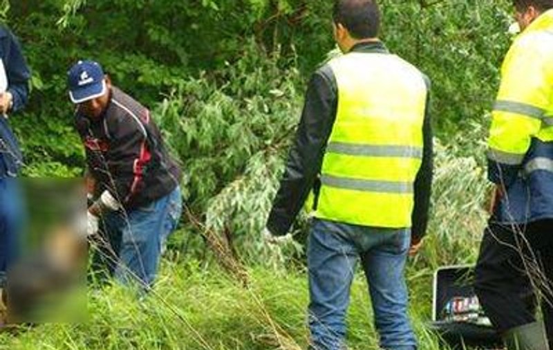 CUTREMURĂTOR! Bebeluş mort găsit pe câmp, fără mâini şi un picior
