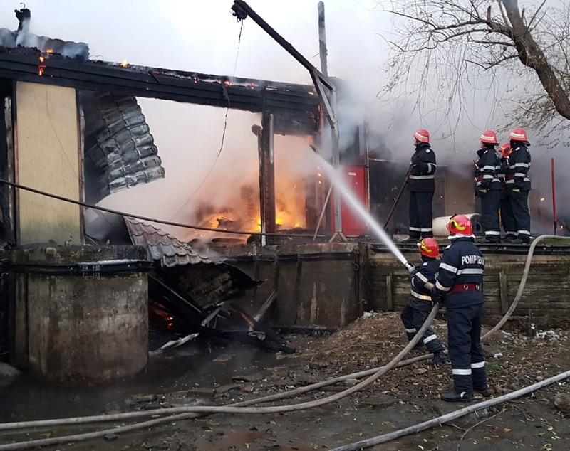 Incendiu de proporții la o clădire a Administraţiei Lacuri Parcuri Agrement de pe Şoseaua Bucureşti-Ploieşti