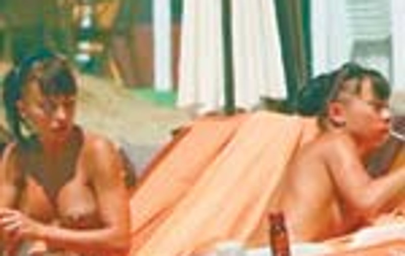 Cheeky Girls, in sanii goi pe o plaja din Spania